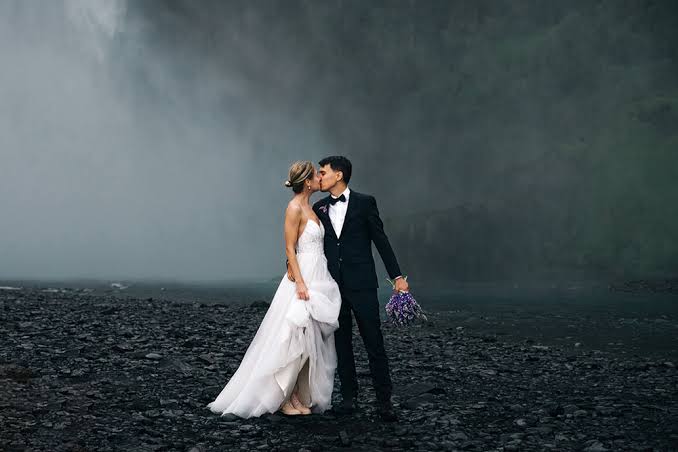 Menerapkan gaya spesifik menggunakan preset foto wedding photoshop untuk menyesuaikan tema acara di dalam maupun luar ruangan.