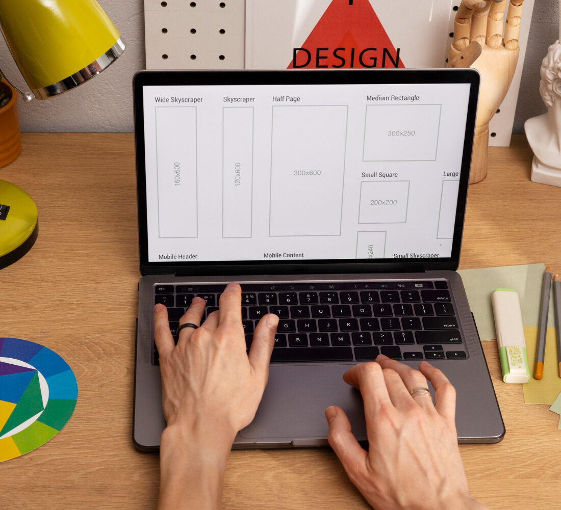 memakai aplikasi desain grafis AI terbaik untuk membuat draf sebelum merapikan grid, tipografi, dan file akhir di laptop.